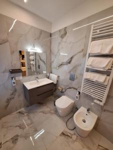 Baðherbergi á Gemini BeB Napoli +36 myndir