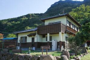 Kawatanaくつろ郷Kutsuro-go的一栋房子前面有一块招牌