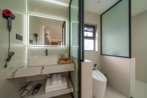 Bilik mandi di 丽江云栖意景智能花园客栈