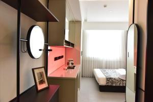 a small bedroom with a bed and a mirror at Beijing Tiananmen Wangfujing Ruibeting Apartment Hotel in Beijing