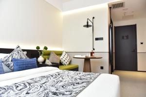 a hotel room with a bed and a table at Beijing Tiananmen Wangfujing Ruibeting Apartment Hotel in Beijing