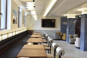 a row of tables and chairs in a restaurant at Beijing Tiananmen Wangfujing Ruibeting Apartment Hotel in Beijing