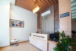 una sala d'attesa con un cartello che dice che il parco centrale di Hotel Centre Park Bhopal a Bhopal