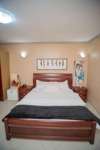 Кровать или кровати в номере Charming Retreat and Free Breakfast