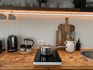 Falls Rest - A Wentworth Falls Hideaway的厨房或小厨房