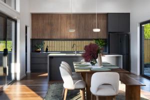 مطبخ أو مطبخ صغير في Ridge Vue Retreat