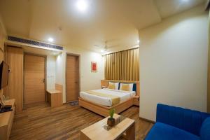 una camera d'albergo con un letto e un divano di Hotel Centre Park Bhopal a Bhopal Altre 48 foto