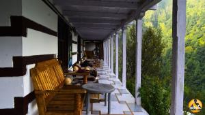 Μπαλκόνι ή βεράντα στο Monkstel Home Raila Sainj Valley
