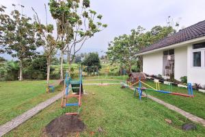 Vrt ispred objekta RedDoorz Resort at Tridaya Cisarua Puncak