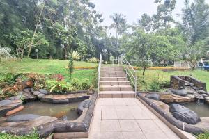 Vrt ispred objekta RedDoorz Resort at Tridaya Cisarua Puncak