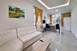 Posezení v ubytování RedDoorz Resort at Tridaya Cisarua Puncak