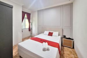 Postel nebo postele na pokoji v ubytování RedDoorz Resort at Tridaya Cisarua Puncak + 16 fotografií
