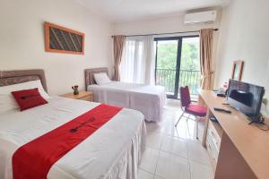 TV a/nebo společenská místnost v ubytování RedDoorz Resort at Tridaya Cisarua Puncak