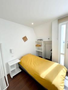 Łóżko lub łóżka w pokoju w obiekcie Maisonnette de charme Refaite à neuf Vue mer