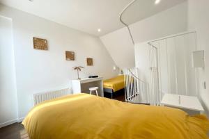 Łóżko lub łóżka w pokoju w obiekcie Maisonnette de charme Refaite à neuf Vue mer