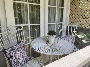 una mesa y dos sillas en un porche en Banksia Cottage in Perth Hills, en Perth 17 fotos más