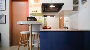 Η κουζίνα ή μικρή κουζίνα στο Minimalist and Beautiful 1BR with Extra Room at Pavilion Permata Apartment By Travelio