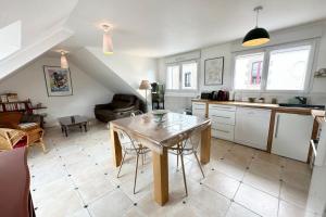Posezení v ubytování Charmante maison Terrasse Vue sur le port + 38 fotografií