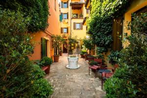 a courtyard with a large planter in the middle of a building at Hotel Porta San Mamolo in Bologna