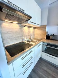 Eldhús eða eldhúskrókur á T3 Duplex Vue mer 180 sur le port de Lomener