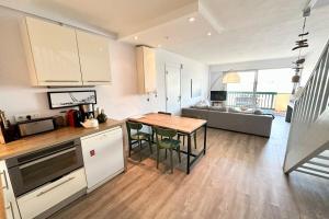 Eldhús eða eldhúskrókur á T3 Duplex Vue mer 180 sur le port de Lomener