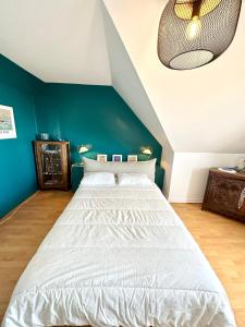 Rúm í herbergi á T3 Duplex Vue mer 180 sur le port de Lomener