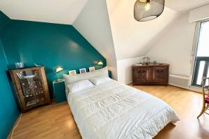 Rúm í herbergi á T3 Duplex Vue mer 180 sur le port de Lomener