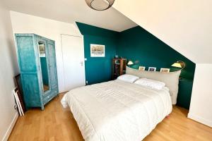 Rúm í herbergi á T3 Duplex Vue mer 180 sur le port de Lomener