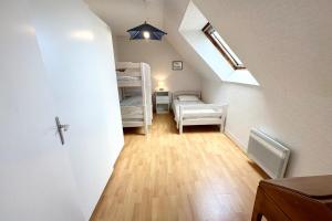 Rúm í herbergi á T3 Duplex Vue mer 180 sur le port de Lomener
