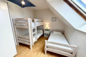Rúm í herbergi á T3 Duplex Vue mer 180 sur le port de Lomener