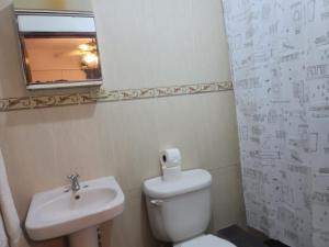 Bilik mandi di Fantastic with Terrace in the colonial zone
