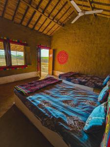 een slaapkamer met een groot bed in een kamer bij Rann Dharti Homestay in Bherandiāla