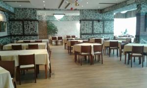Velingrad Balneohotel tesisinde bir restoran veya yemek mekanı