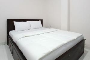 Postel nebo postele na pokoji v ubytování Priyanka Guesthouse Syariah Maguwo Mitra RedDoorz
