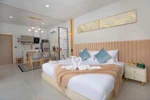 Ένα ή περισσότερα κρεβάτια σε δωμάτιο στο Best Time Pool Suites