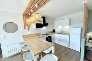 Kuchyňa alebo kuchynka v ubytovaní T3 Neuf Archi Cocooning Terrasse Face à la mer