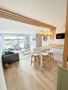 Kuchyňa alebo kuchynka v ubytovaní T3 Neuf Archi Cocooning Terrasse Face à la mer