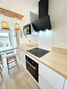 Kuchyňa alebo kuchynka v ubytovaní T3 Neuf Archi Cocooning Terrasse Face à la mer