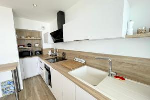 Lovely T1 d architecte de standing Vue mer 360的厨房或小厨房