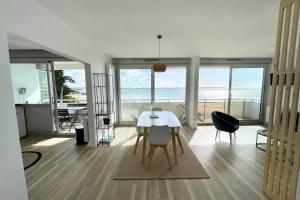 Lovely T1 d architecte de standing Vue mer 360的休息区
