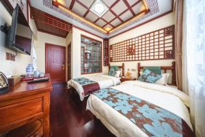 Rúm í herbergi á Boutique Sunshine Standard Room