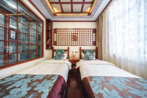 Rúm í herbergi á Boutique Sunshine Standard Room