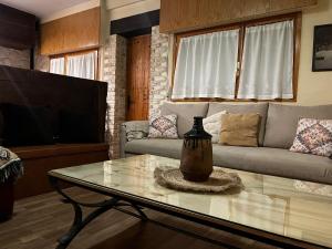 ein Wohnzimmer mit einer Couch und einem Couchtisch in der Unterkunft Apartamento Selva Blanca 9 in Villanúa + 16 Fotos
