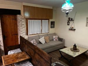 ein Wohnzimmer mit Sofa und Tisch in der Unterkunft Apartamento Selva Blanca 9 in Villanúa