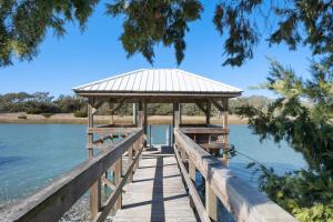muelle de madera con cenador en el agua en Laughin Place home by Peace Vacations, en Pawleys Island
