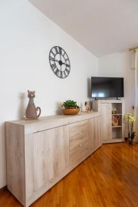 TV a/nebo společenská místnost v ubytování DolomiApartments - Casa Ornella