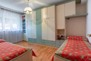 Postel nebo postele na pokoji v ubytování DolomiApartments - Casa Ornella