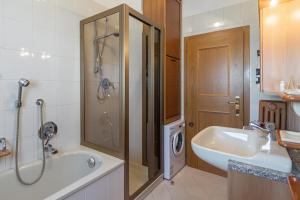 Koupelna v ubytování DolomiApartments - Casa Ornella