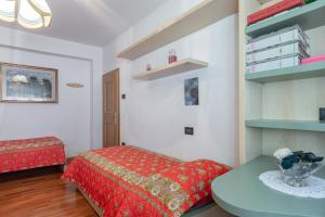 Postel nebo postele na pokoji v ubytování DolomiApartments - Casa Ornella