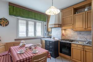 Kuchyň nebo kuchyňský kout v ubytování DolomiApartments - Casa Ornella